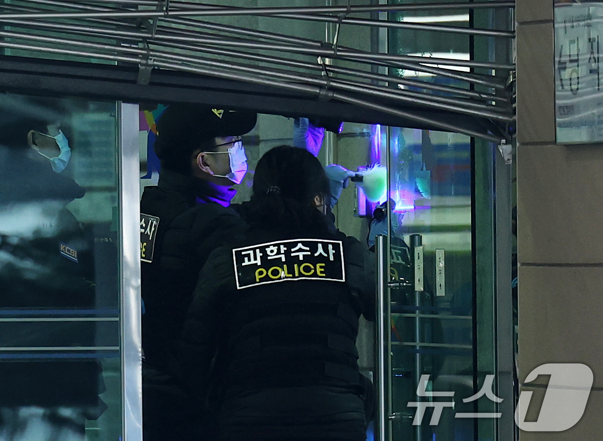 (서울=뉴스1) 오대일 기자 = 내란 우두머리 혐의를 받는 윤석열 대통령이 구속된 19일 오전 격분한 윤 대통령 지지자들이 난입해 기물이 파손된 서울 마포구 서울서부지방법원 출입문 …