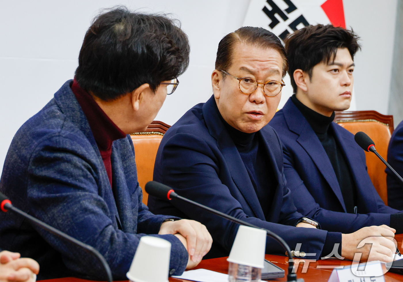 (서울=뉴스1) 안은나 기자 = 권영세 국민의힘 비상대책위원장(오른쪽)과 권성동 원내대표가 19일 오전 서울 여의도 국회에서 열린 윤석열 대통령 구속영장 발부 관련 긴급비상대책위원 …