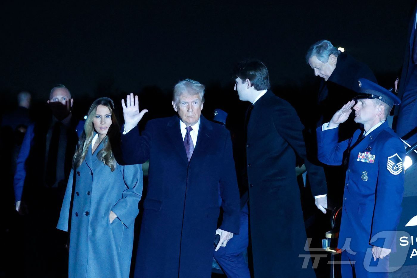 본문 이미지 - 도널드 트럼프 미국 대통령 당선인과 부인 멜라니아 여사, 아들 배런이 18일 &#40;현지시간&#41; 워싱턴 덜레스 국제공항에 도착을 하고 있다. 2025.01.19 ⓒ AFP=뉴스1 ⓒ News1 우동명 기자