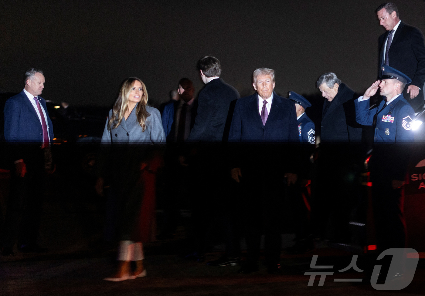 포토] 워싱턴 입성한 트럼프와 멜라니아 여사, 아들 배런 - 뉴스1