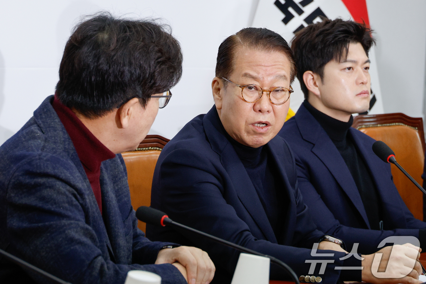 (서울=뉴스1) 안은나 기자 = 권영세 국민의힘 비상대책위원장, 권성동 원내대표가 19일 오전 서울 여의도 국회에서 열린 윤석열 대통령 구속영장 발부 관련 긴급비상대책위원회의에 참 …