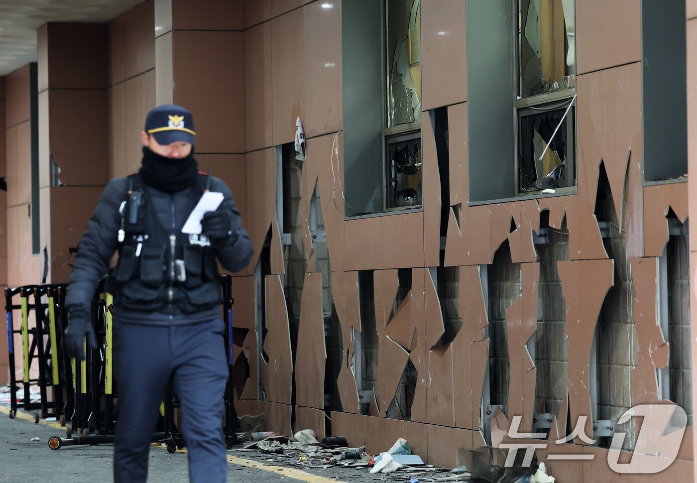 본문 이미지 - 내란 우두머리 혐의를 받는 윤석열 대통령이 구속된 19일 오전 격분한 윤 대통령 지지자들이 난입해 유리창과 벽이 파손된 서울 마포구 서울서부지방법원 앞에서 경찰이 현장을 통제하고 있다. 윤 대통령은 이날 새벽 ‘12·3 비상계엄 사태’가 발생한지 47일 만이자, 고위공직자범죄수사처에 체포된 지 나흘 만에 구속됐다. 현직 대통령의 구속은 헌정사상 처음이다. 2025.1.19/뉴스1 ⓒ News1 오대일 기자