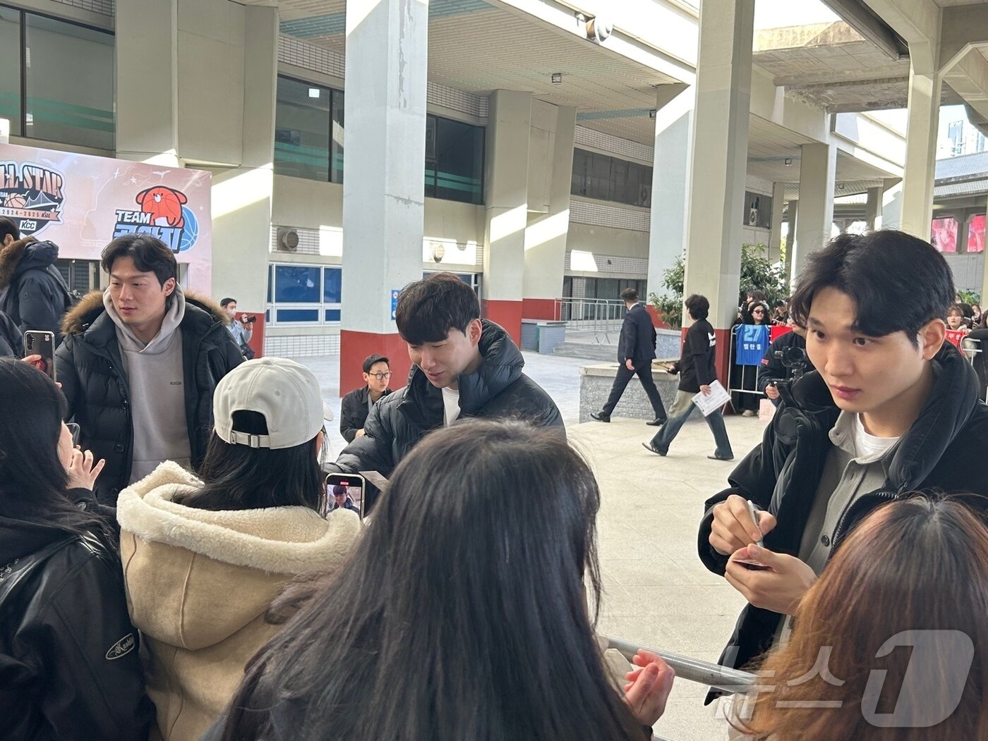 본문 이미지 - 이정현, 김낙현, 안영준&#40;왼쪽부터&#41;이 19일 2024-25 KCC 프로농구 올스타전이 열리는 부산 사직체육관에서 팬서비스를 하고 있다. 2025.1.19/뉴스1 ⓒ News1 문대현 기자