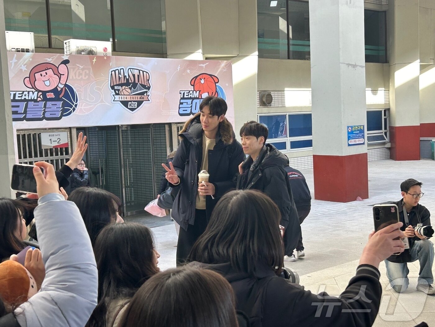 본문 이미지 -  이원석, 이재도&#40;왼쪽부터&#41;가 19일 2024-25 KCC 프로농구 올스타전이 열리는 부산 사직체육관에서 팬서비스를 하고 있다. 2025.1.19/뉴스1 ⓒ News1 문대현 기자