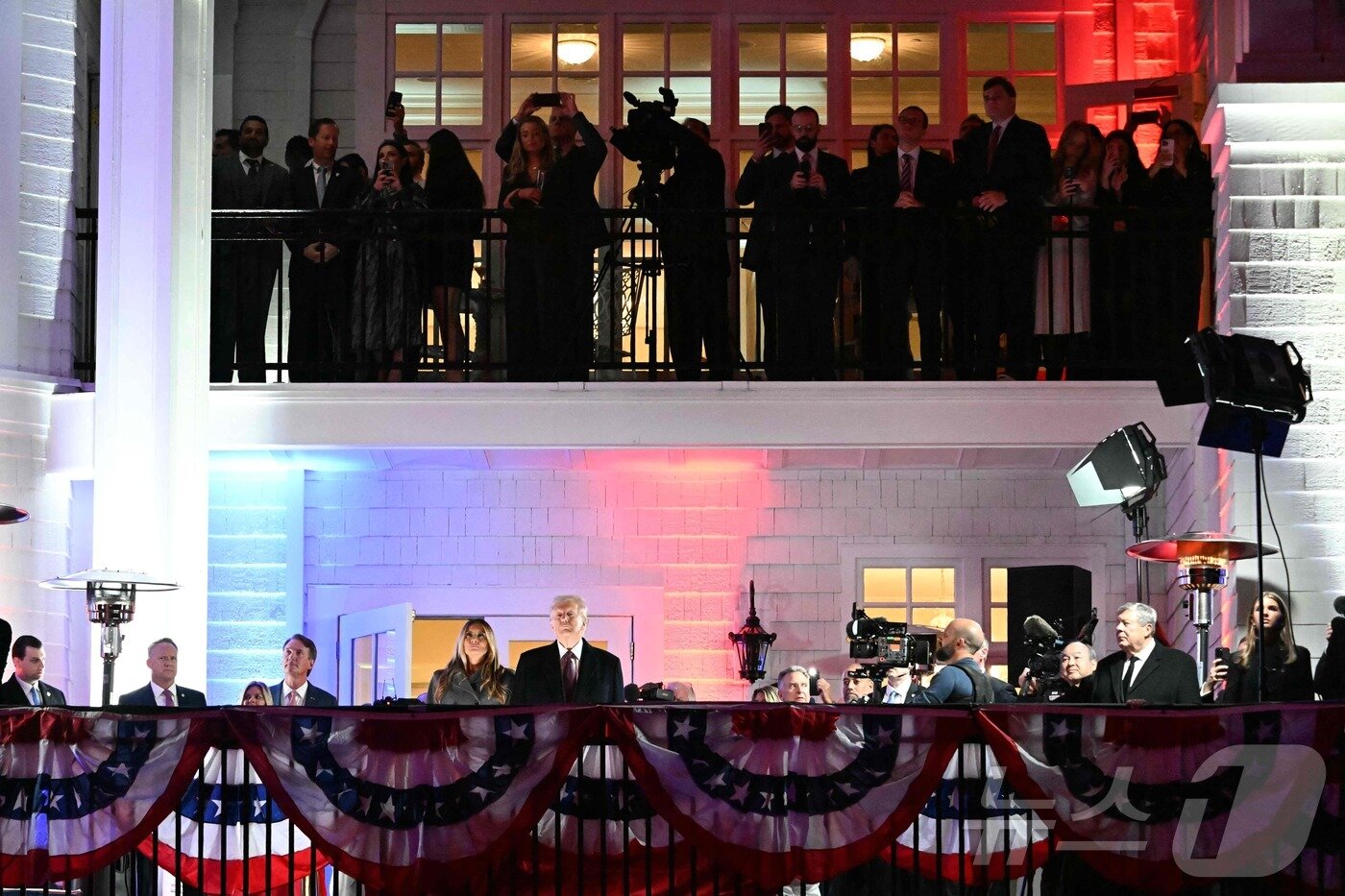 본문 이미지 - 도널드 트럼프 대통령 당선인과 부인 멜라니아 여사가 18일 &#40;현지시간&#41; 버지니아주 스털링에 있는 트럼프 내셔널 골프클럽에서 열린 리셉션 중 불꽃놀이를 보고 있다. 2025.01.19 ⓒ AFP=뉴스1 ⓒ News1 우동명 기자
