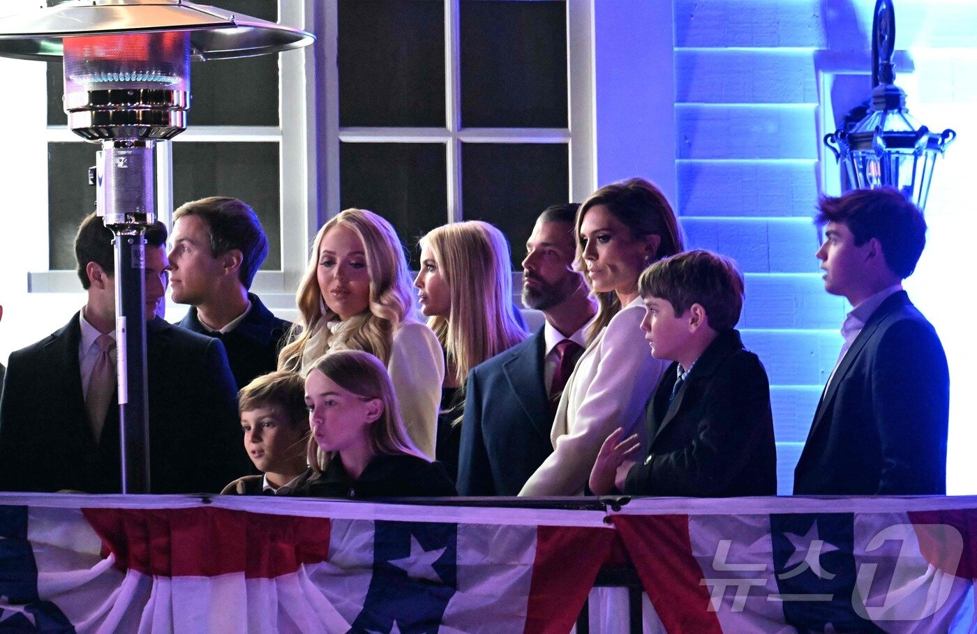 본문 이미지 - 도널드 트럼프 대통령 당선인의 딸 이방카와 티파니, 아들 트럼프 주니어의 가족들이 18일 &#40;현지시간&#41; 버지니아주 스털링에 있는 트럼프 내셔널 골프클럽에서 열린 리셉션 중 불꽃놀이를 보고 있다. 2025.01.19 ⓒ AFP=뉴스1 ⓒ News1 우동명 기자