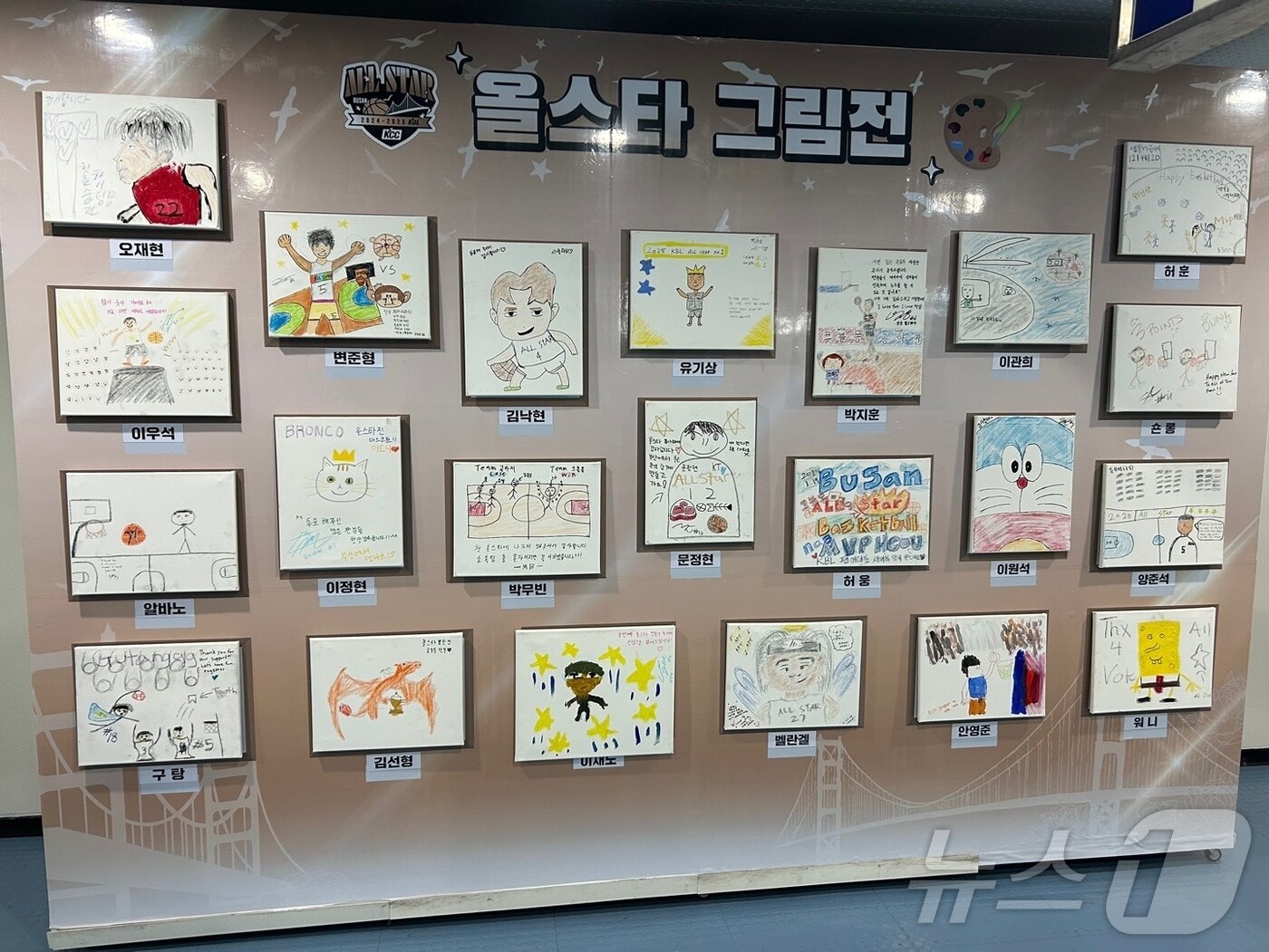 본문 이미지 -   19일 2024-25 KCC 프로농구 올스타전이 열리는 부산 사직체육관 내에 선수들이 그린 그림이 달려 있다. 2025.1.19/뉴스1 ⓒ News1 문대현 기자 