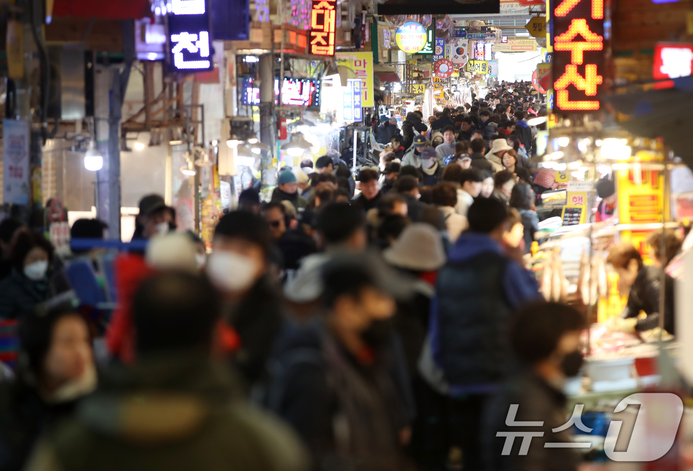 (부산=뉴스1) 윤일지 기자 = 설 연휴를 앞둔 19일 부산진구 부전시장이 명절 제수용품을 구입하려는 시민들로 북적이고 있다. 2025.1.19/뉴스1