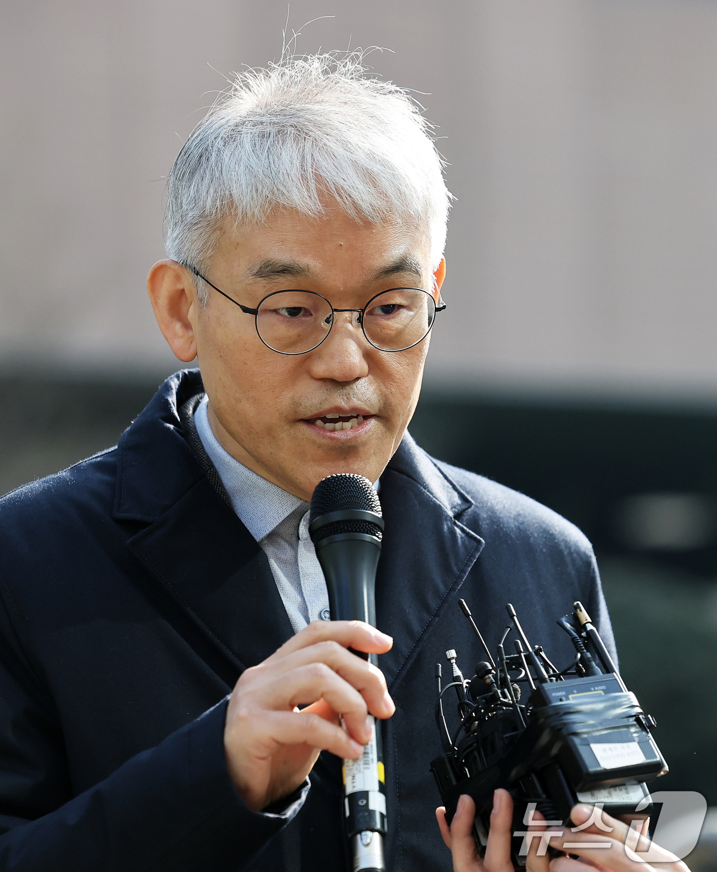 (서울=뉴스1) 오대일 기자 = 천대엽 법원행정처장이 19일 내란 우두머리 혐의 피의자 윤석열 대통령 지지자들이 불법 난입한 서울 마포구 서울서부지방법원을 찾아 현장을 점검한 후 …