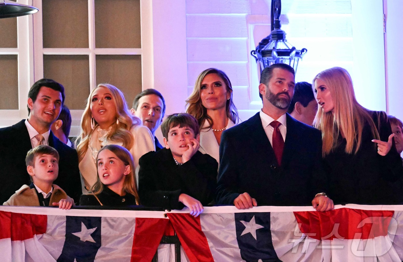 (스털링 AFP=뉴스1) 우동명 기자 = 도널드 트럼프 대통령 당선인의 딸 이방카와 티파니, 아들 트럼프 주니어의 가족들이 18일 (현지시간) 버지니아주 스털링에 있는 트럼프 내셔 …