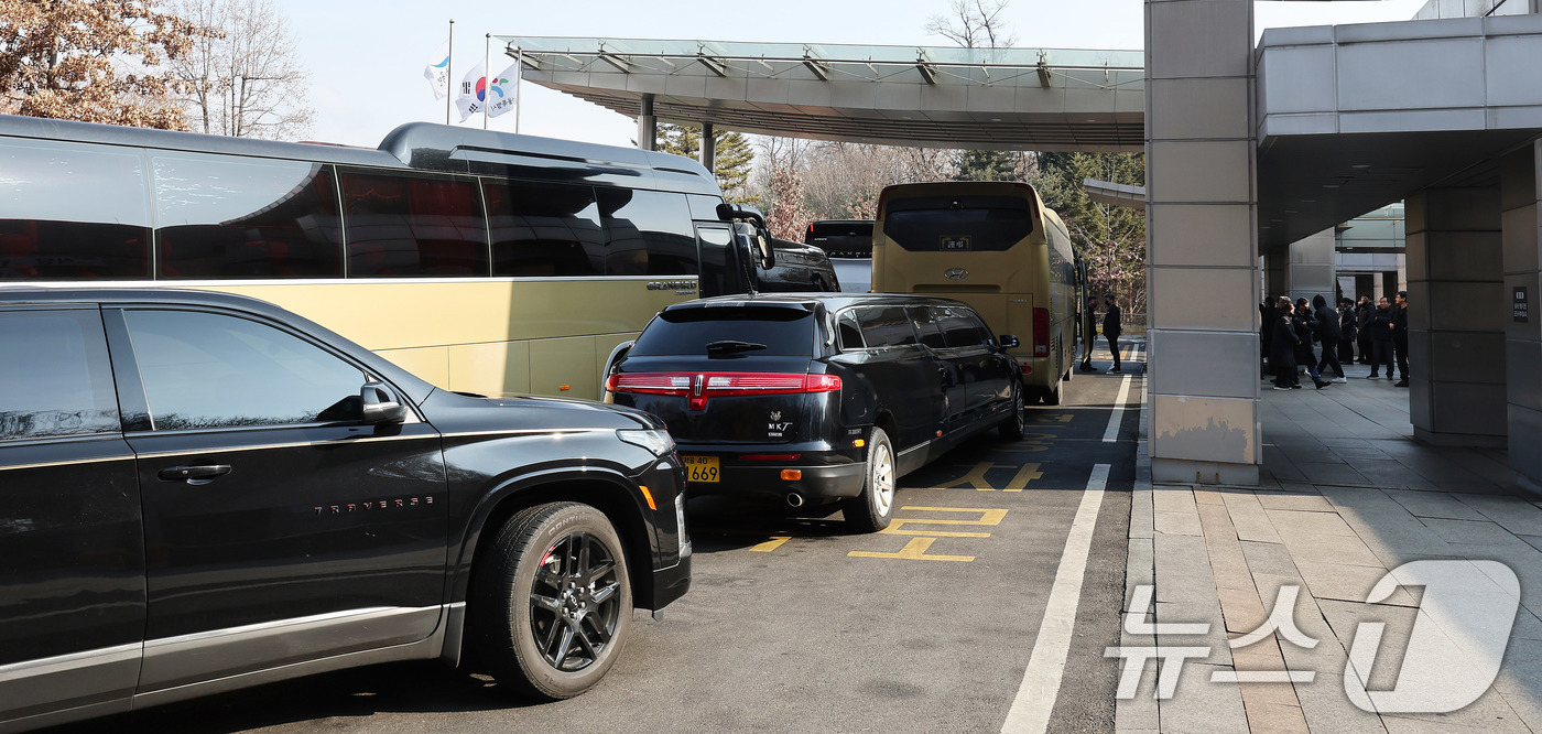 (고양=뉴스1) 박지혜 기자 = 19일 경기 고양시 서울시립승화원 입구가 차량들로 북적이고 있다.최근 독감·폐렴 환자 급증으로 일부 지역에서 화장장을 예약하지 못해 불가피하게 4일 …
