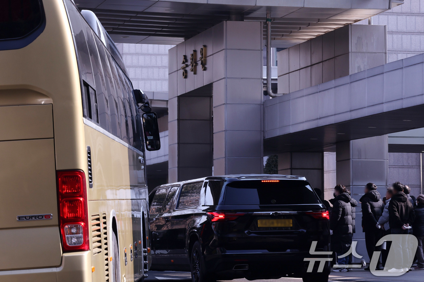 (고양=뉴스1) 박지혜 기자 = 19일 경기 고양시 서울시립승화원을 찾은 유족들이 화장장으로 이동하고 있다.최근 독감·폐렴 환자 급증으로 일부 지역에서 화장장을 예약하지 못해 불가 …