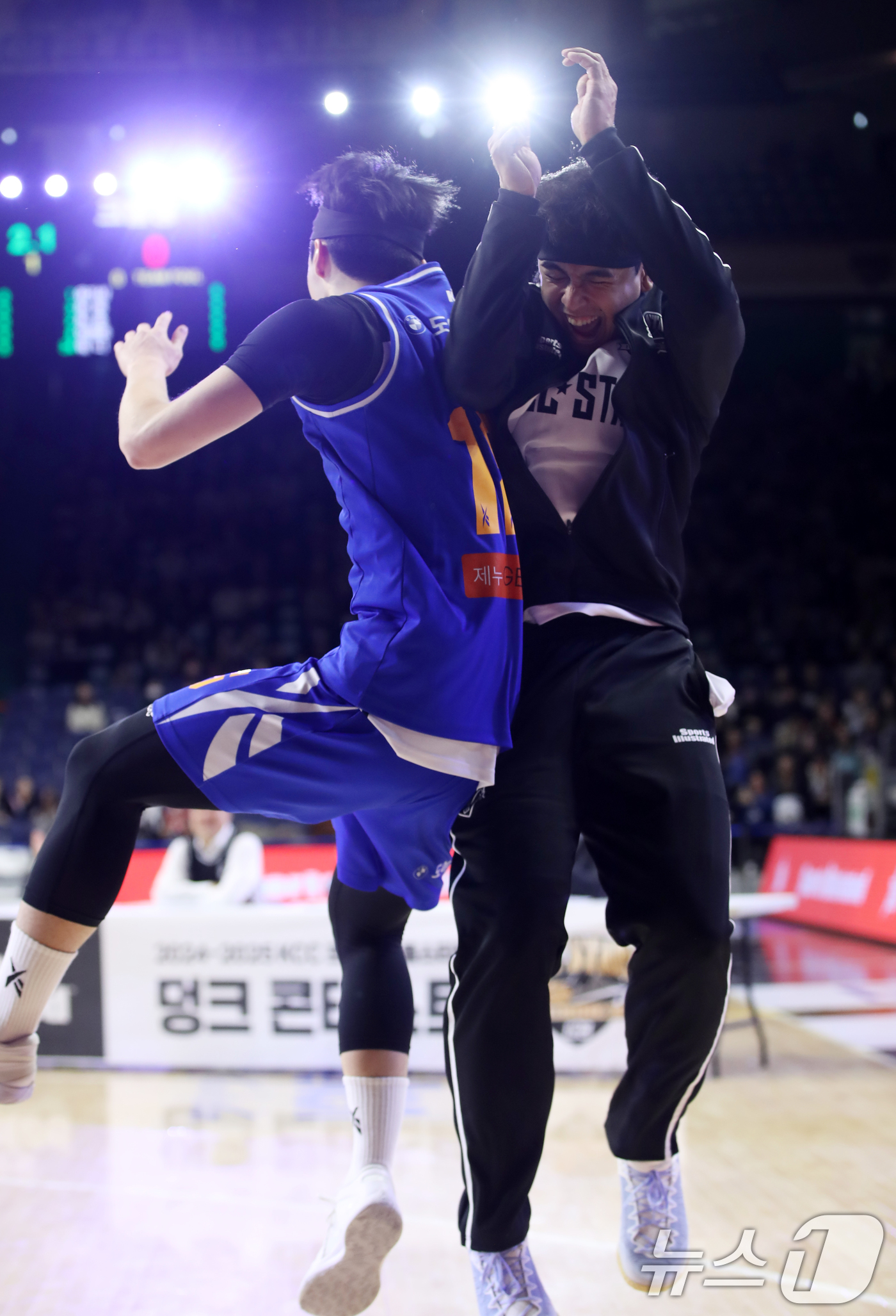 (부산=뉴스1) 윤일지 기자 = 19일 오후 부산 사직실내체육관에서 열린 2024-2025 KCC 프로농구 올스타전 덩크 콘테스트에서 삼성 조준희가 덩크슛을 한 뒤 저스틴 구탕과 …