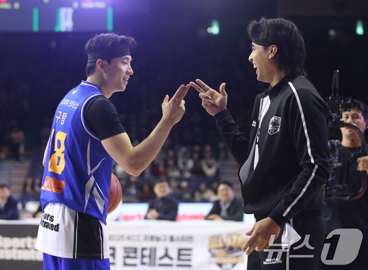 본문 이미지 - 19일 오후 부산 사직실내체육관에서 열린 2024-2025 KCC 프로농구 올스타전 덩크 콘테스트에서 삼성 조준희가 덩크슛을 한 뒤 저스틴 구탕과 세리머니를 하고 있다. 2025.1.19/뉴스1 ⓒ News1 윤일지 기자
