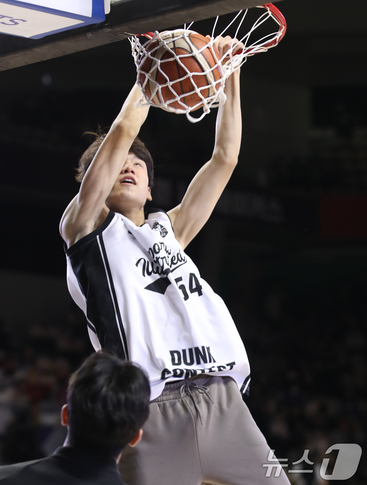 (부산=뉴스1) 윤일지 기자 = 19일 오후 부산 사직실내체육관에서 열린 2024-2025 KCC 프로농구 올스타전 덩크 콘테스트에서 안양 박정웅이 덩크슛을 하고 있다. 2025. …