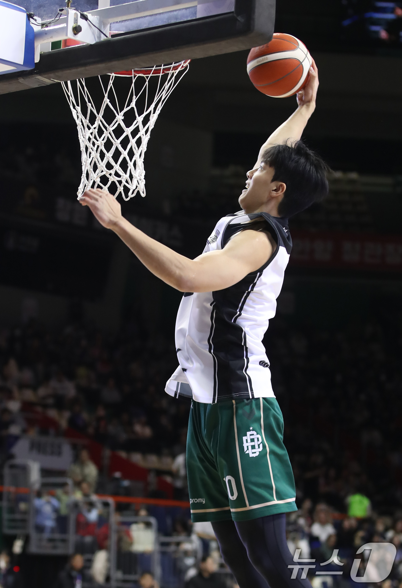 (부산=뉴스1) 윤일지 기자 = 19일 오후 부산 사직실내체육관에서 열린 2024-2025 KCC 프로농구 올스타전 덩크 콘테스트에서 DB 김보배가 덩크슛을 하고 있다. 2025. …