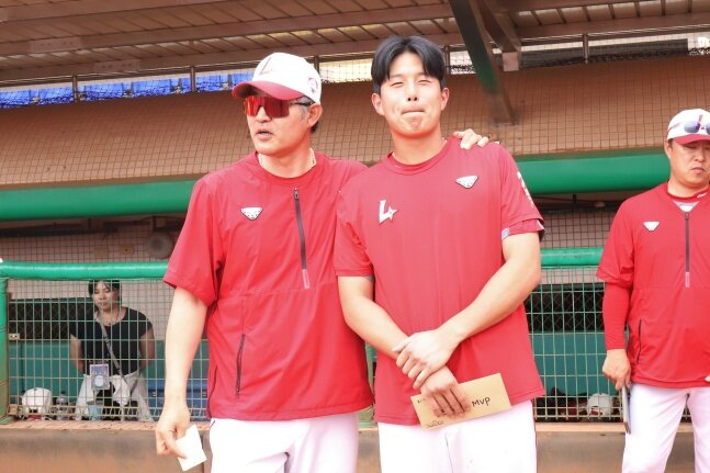 본문 이미지 -  2024시즌을 앞둔 SSG 랜더스의 대만 2차 스프링캠프에서 고명준과 함께 최우수선수로 선정됐던 조형우(가운데). (SSG 랜더스 제공) 