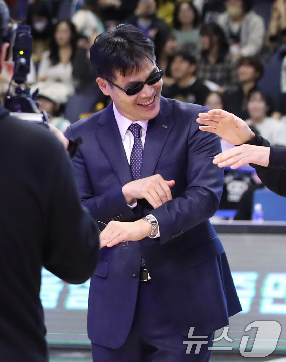 (부산=뉴스1) 윤일지 기자 = 19일 오후 부산 사직실내체육관에서 열린 2024-2025 KCC 프로농구 올스타전 팀 크블몽과 팀 공아지의 경기에서 공아지 조동현 감독이 가수 로 …