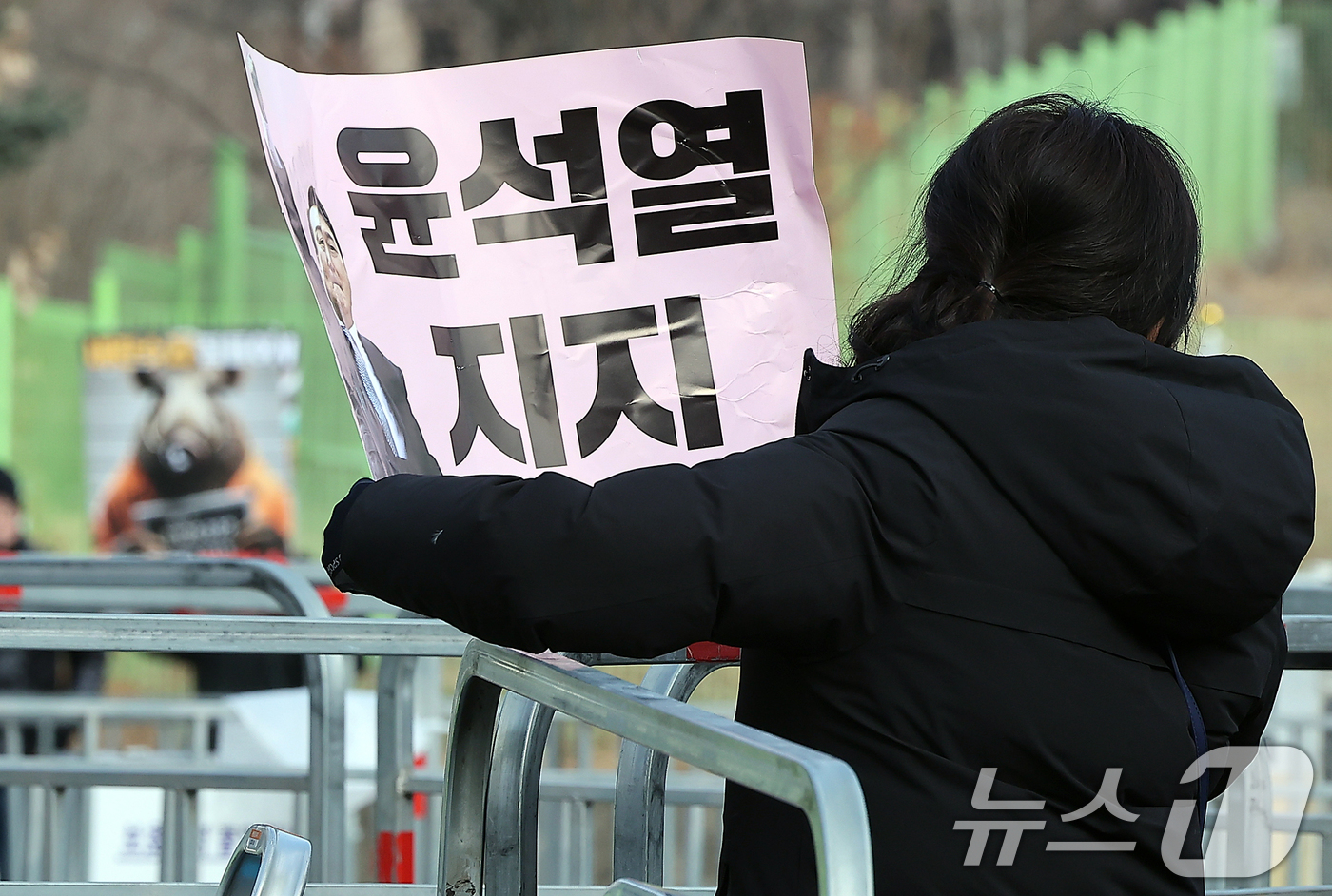 (의왕=뉴스1) 김진환 기자 = 내란 우두머리 혐의를 받는 윤석열 대통령이 구속된 19일 오후 경기 의왕시 서울구치소 앞에서 윤 대통령 지지자가 석방을 촉구하는 피켓을 들고 있다. …