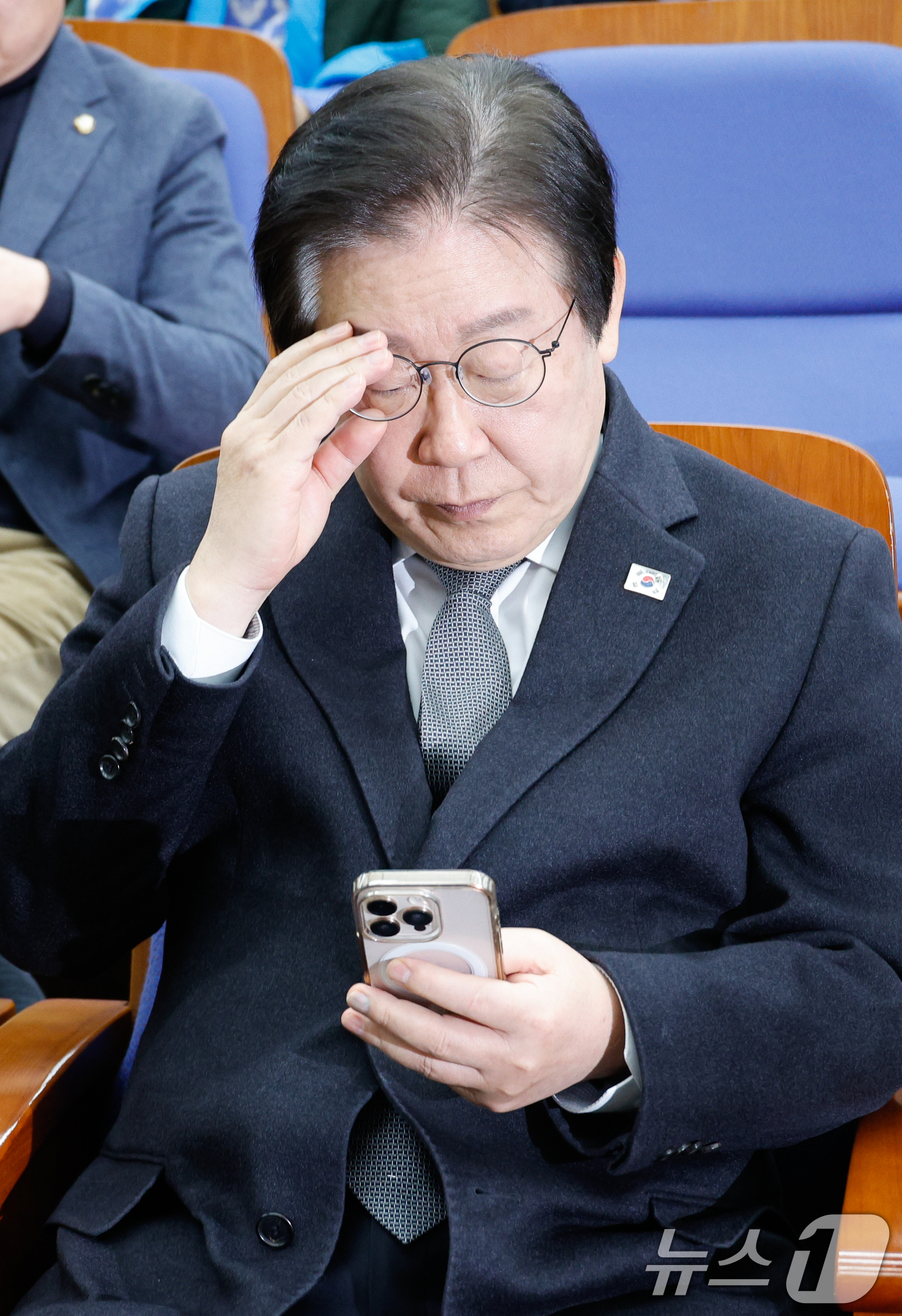 (서울=뉴스1) 안은나 기자 = 이재명 더불어민주당 대표가 19일 오후 서울 여의도 국회에서 열린 비상의원총회에 참석해 휴대전화를 확인하고 있다. 2025.1.19/뉴스1