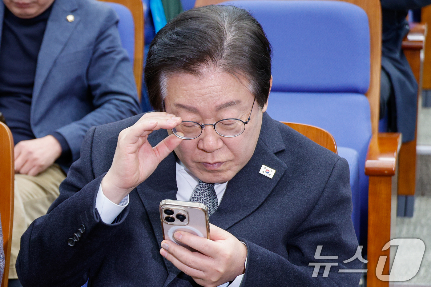 (서울=뉴스1) 안은나 기자 = 이재명 더불어민주당 대표가 19일 오후 서울 여의도 국회에서 열린 비상의원총회에 참석해 휴대전화를 확인하고 있다. 2025.1.19/뉴스1