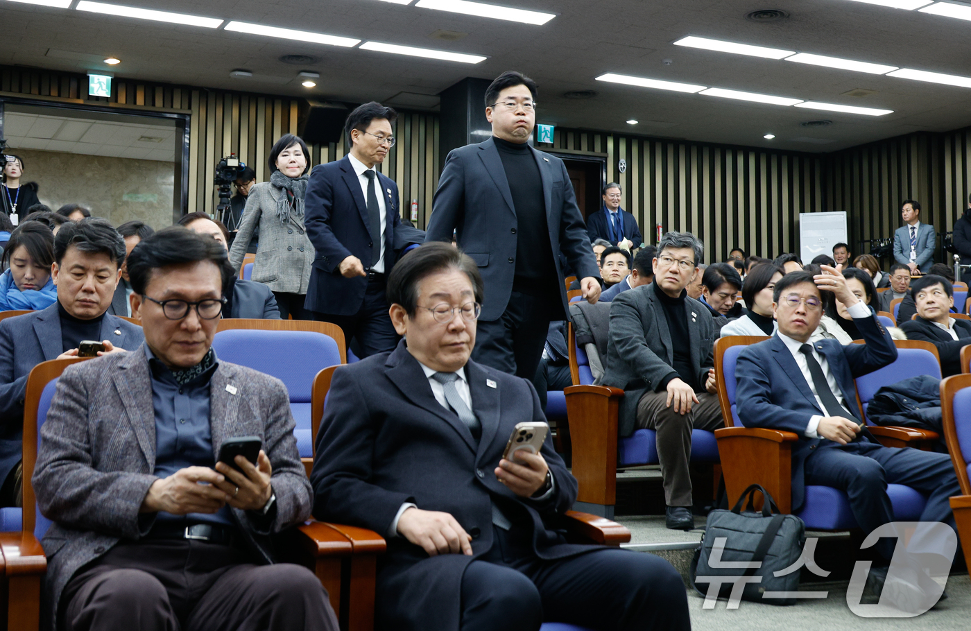 (서울=뉴스1) 안은나 기자 = 박찬대 더불어민주당 원내대표가 19일 오후 서울 여의도 국회에서 열린 비상의원총회에 입장하고 있다. 앞줄 오른쪽은 이재명 대표. 2025.1.19/ …
