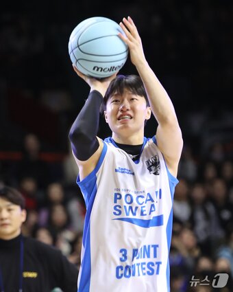 본문 이미지 - 19일 오후 부산 사직실내체육관에서 열린 2024-2025 KCC 프로농구 올스타전 덩크 콘테스트 결선에서 삼성 최성모가 3점슛을 하고 있다. 2025.1.19/뉴스1 ⓒ News1 윤일지 기자