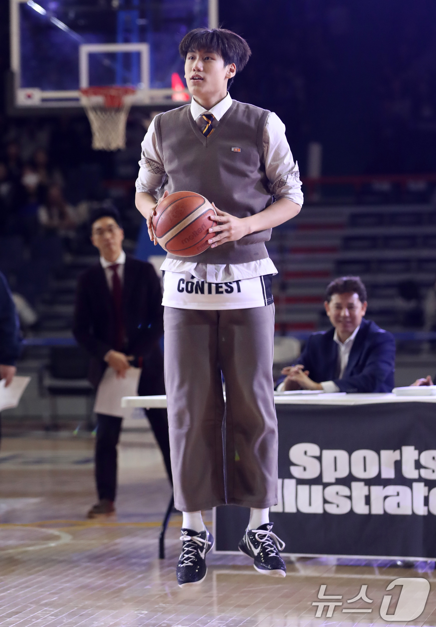 (부산=뉴스1) 윤일지 기자 = 19일 오후 부산 사직실내체육관에서 열린 2024-2025 KCC 프로농구 올스타전 덩크 콘테스트 결선에서 정관장 박정웅이 덩크슛을 준비하고 있다. …