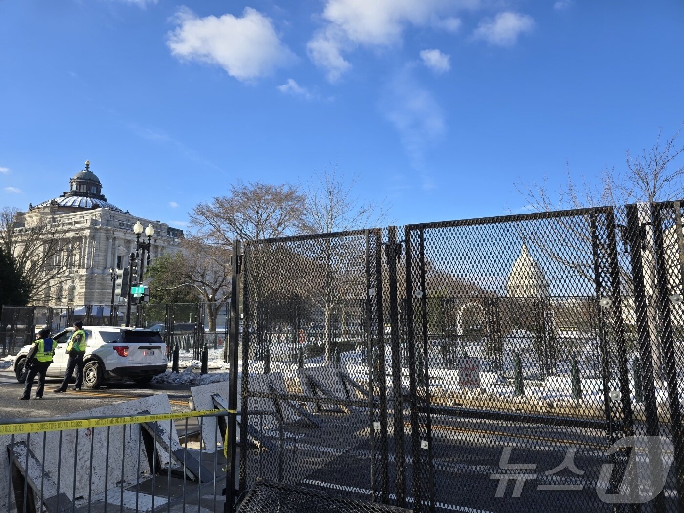 본문 이미지 - 오는 20일&#40;현지시간&#41; 예정인 도널드 트럼프 미국 대통령의 취임식이 열릴 미 의회 의사당 건물에 철제 펜스가 둘러져 있다. 2025.1.19/뉴스1 ⓒ News1 류정민 특파원