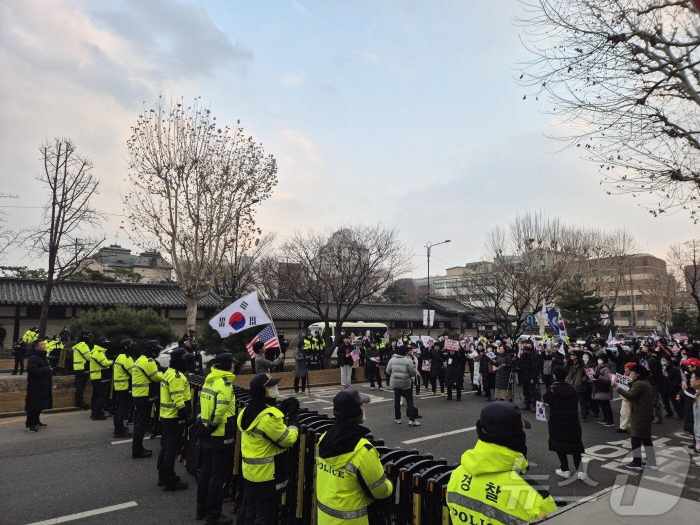 본문 이미지 - 19일 오후 윤석열 대통령 지지자들이 서울 종로구 헌법재판소 방향으로 행진하고 있다. ⓒ 뉴스1 남해인 기자