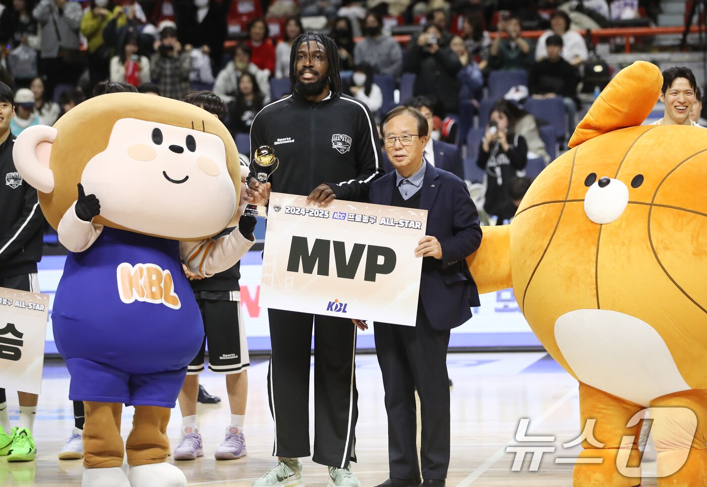 본문 이미지 - 19일 오후 부산 사직실내체육관에서 열린 2024-2025 KCC 프로농구 올스타전에서 MVP를 수상한 팀 크블몽 자밀 워니가 이수광 KBL 총재와 기념촬영을 하고 있다. 2025.1.19/뉴스1 ⓒ News1 윤일지 기자