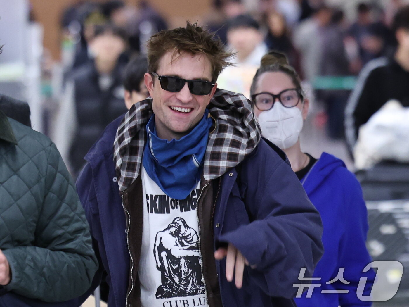 영국 출신 배우 로버트 패틴슨이 19일 오후 인천국제공항으로 입국하고 있다. 이번에 처음 한국을 찾은 로버트 패틴슨은 봉준호 감독과 함께 오는 20일 오전 '미키 17' 푸티지 상영 후 기자간담회를 진행한다. 또한 팬들과도 무대인사 등 직접 만남의 자리를 가질 예정이다. 2025.1.19/뉴스1 ⓒ News1 박지혜 기자