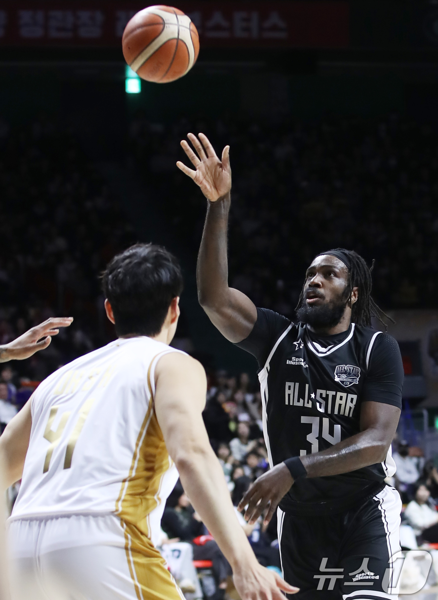 (부산=뉴스1) 윤일지 기자 = 19일 오후 부산 사직실내체육관에서 열린 2024-2025 KCC 프로농구 올스타전 팀 크블몽과 팀 공아지의 경기에서 크블몽 자밀 워니가 슛을 시도 …