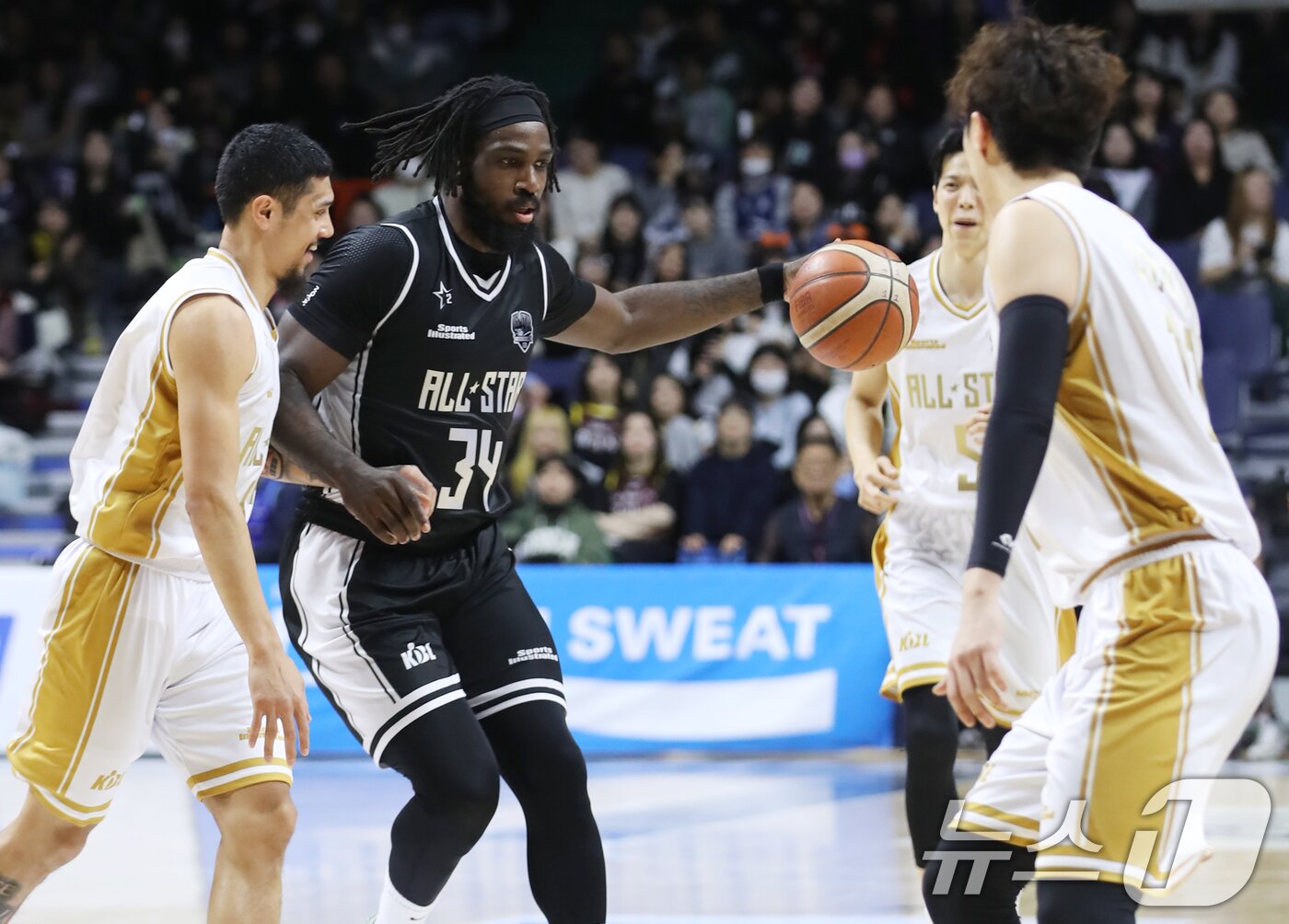 본문 이미지 - 19일 오후 부산 사직실내체육관에서 열린 2024-2025 KCC 프로농구 올스타전 팀 크블몽과 팀 공아지의 경기에서 크블몽 자밀 워니가 공아지 수비에게 둘러싸여 있다. 2025.1.19/뉴스1 ⓒ News1 윤일지 기자