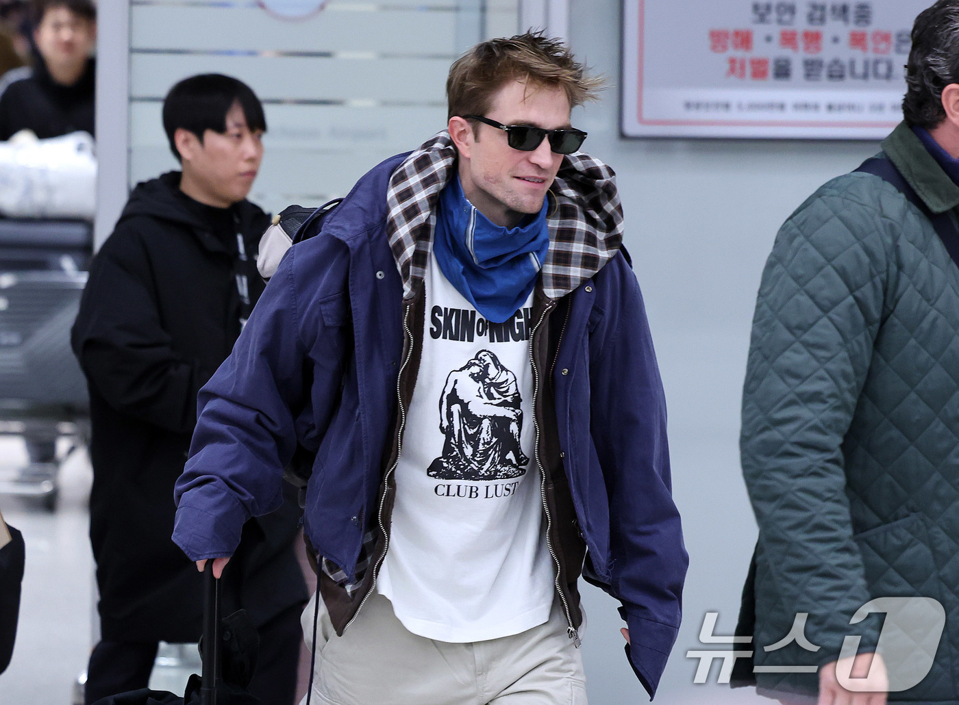 (인천공항=뉴스1) 박지혜 기자 = 영국 출신 배우 로버트 패틴슨이 19일 오후 인천국제공항으로 입국하고 있다.이번에 처음 한국을 찾은 로버트 패틴슨은 봉준호 감독과 함께 오는 2 …