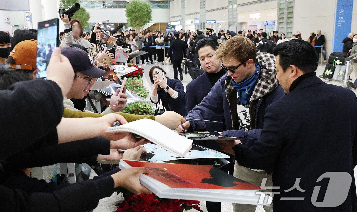 영국 출신 배우 로버트 패틴슨이 19일 오후 인천국제공항으로 입국해 팬들에게 사인을 해주고 있다. 이번에 처음 한국을 찾은 로버트 패틴슨은 봉준호 감독과 함께 오는 20일 오전 '미키 17' 푸티지 상영 후 기자간담회를 진행한다. 또한 팬들과도 무대인사 등 직접 만남의 자리를 가질 예정이다. 2025.1.19/뉴스1 ⓒ News1 박지혜 기자
