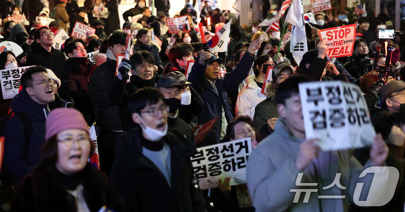 (서울=뉴스1) 박지혜 기자 = 윤석열 대통령 지지자들이 19일 오후 서울 종로구 헌법재판소 인근에서 헌재를 향해 탄핵 반대를 외치고 있다. 현재 경찰은 헌법재판소로 이어지는 길목 …