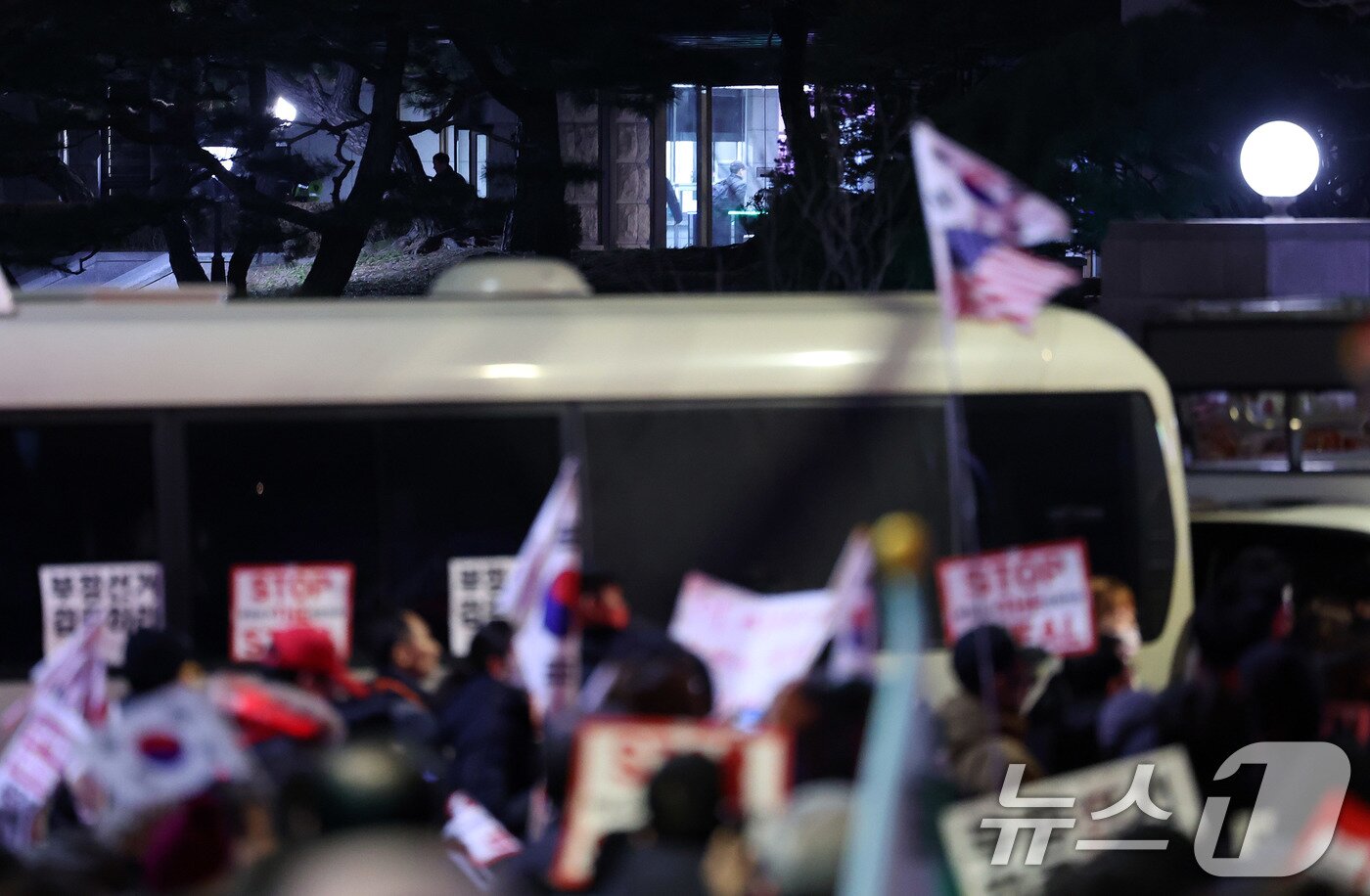 본문 이미지 - 19일 오후 서울 종로구 헌법재판소에서 직원들이 비상근무를 하고 있다. 헌법재판소가 윤석열 대통령 지지자들이 헌재로 향한다는 소식이 전해지자 만일의 사태에 대비해 비상근무에 돌입했다. 2025.1.19/뉴스1 ⓒ News1 박지혜 기자