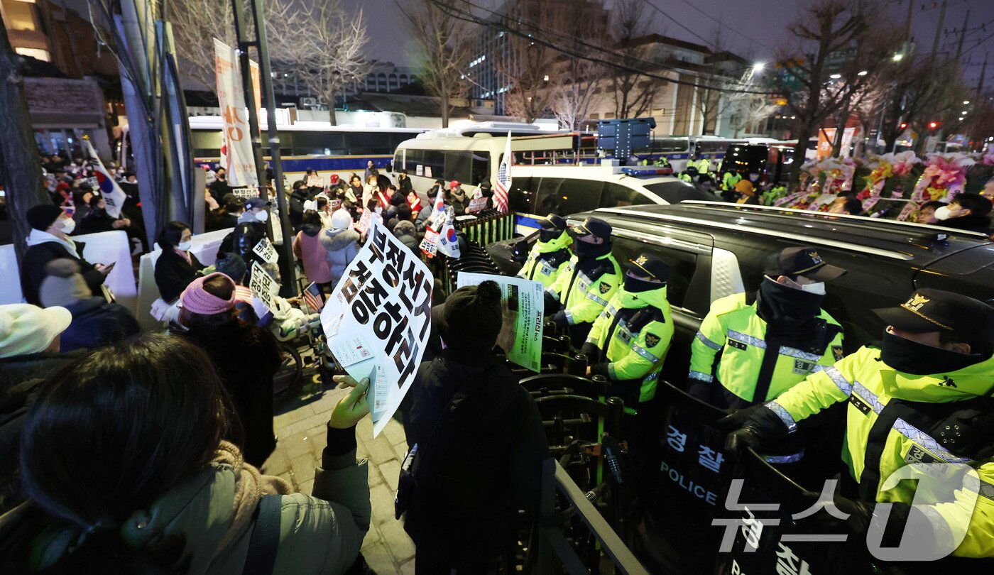 본문 이미지 - 지난 19일 오후 서울 종로구 헌법재판소 인근에서 윤 대통령 지지자들이 탄핵 반대를 외치고 있다. 경찰은 헌법재판소로 이어지는 길목에 차벽을 설치해 헌재 접근을 차단했다. 2025.1.19/뉴스1 ⓒ News1 박지혜 기자