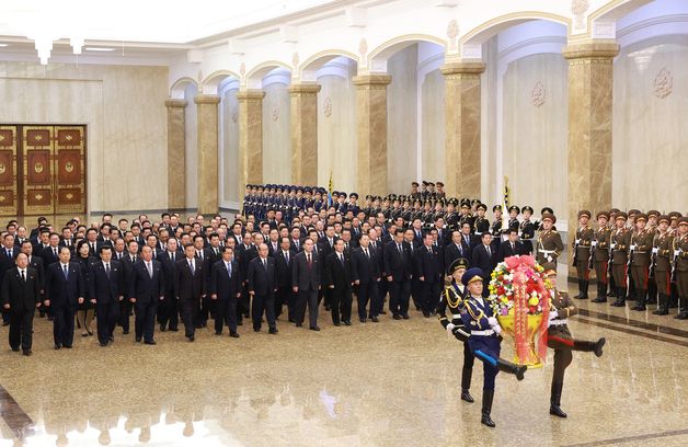 北 간부들, 새해 맞아 금수산태양궁전 참배…김정은 불참