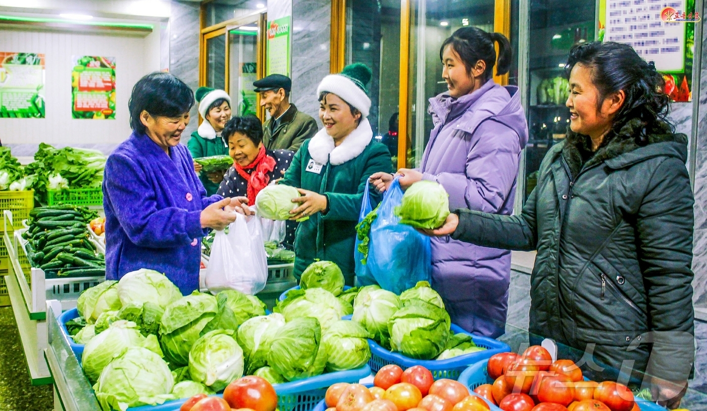 (평양 노동신문=뉴스1) = 북한 노동당 기관지 노동신문은 2일 "수도의 곳곳에 새로 꾸려진 남새(채소) 판매소들을 비로한 상업봉사기지들은 강동종합온실농장의 남새들을 공급 받는 사 …