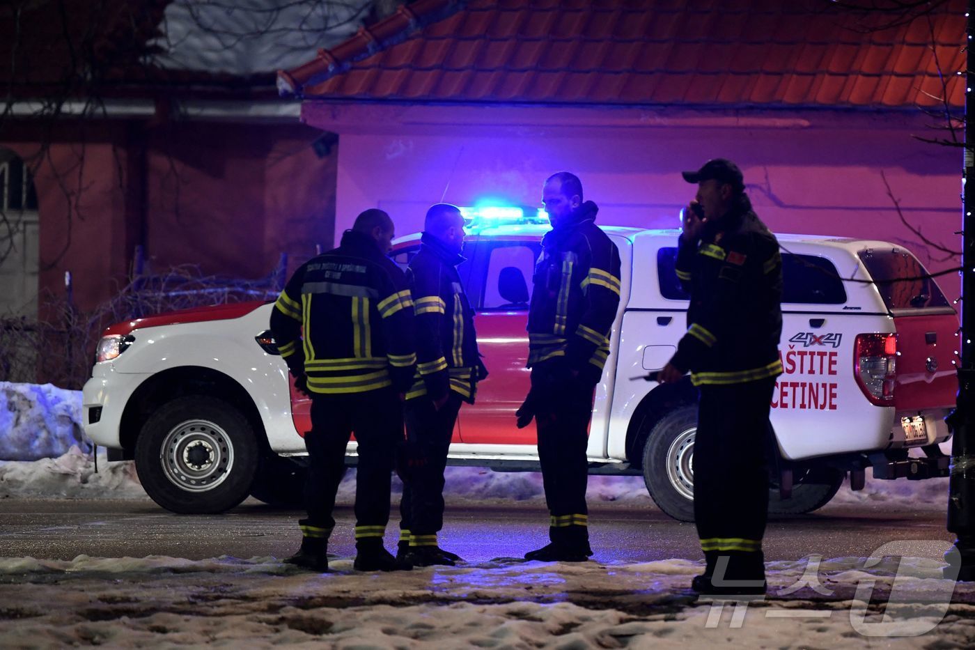 본문 이미지 - 1일&#40;현지시간&#41; 몬테네그로 체티네에서 총격 사건이 발생해 최소 10명이 사망한 강누데 경찰이 수색에 나선 모습. 25.01.01 ⓒ AFP=뉴스1 ⓒ News1 김예슬 기자