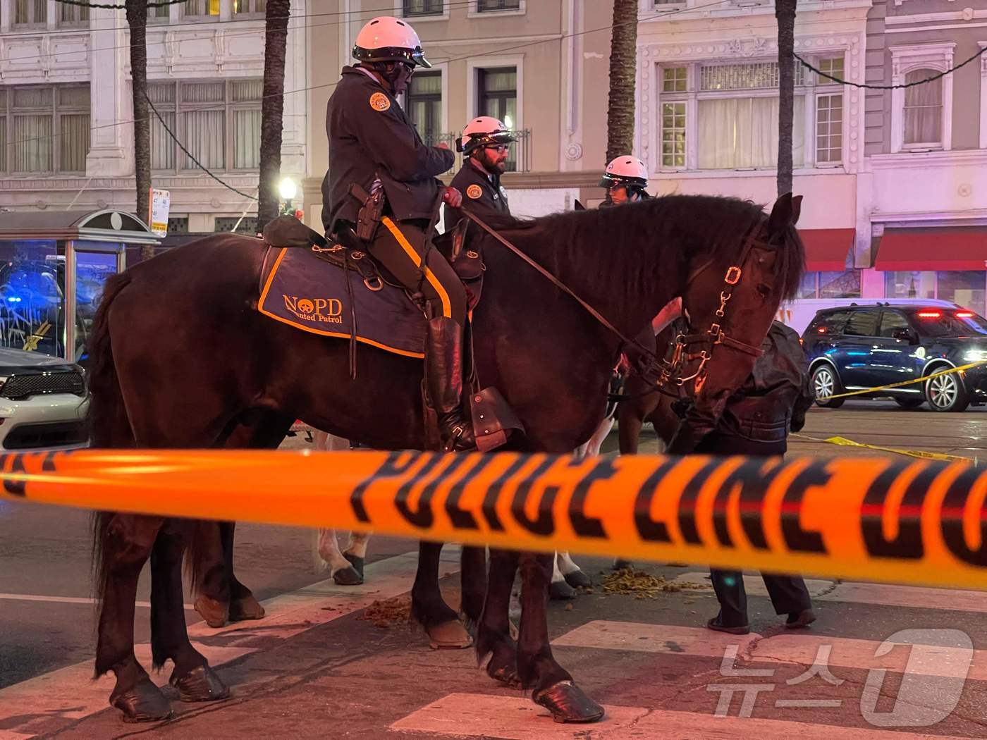 (뉴올리언스 AFP=뉴스1) 우동명 기자 = 1일(현지시간) 루이지애나주 뉴올리언스의 프렌치 쿼터의 버번 스트리트에서 새해를 맞이하던 인파를 향해 흰색 픽업 트럭이 돌진하며 운전자 …