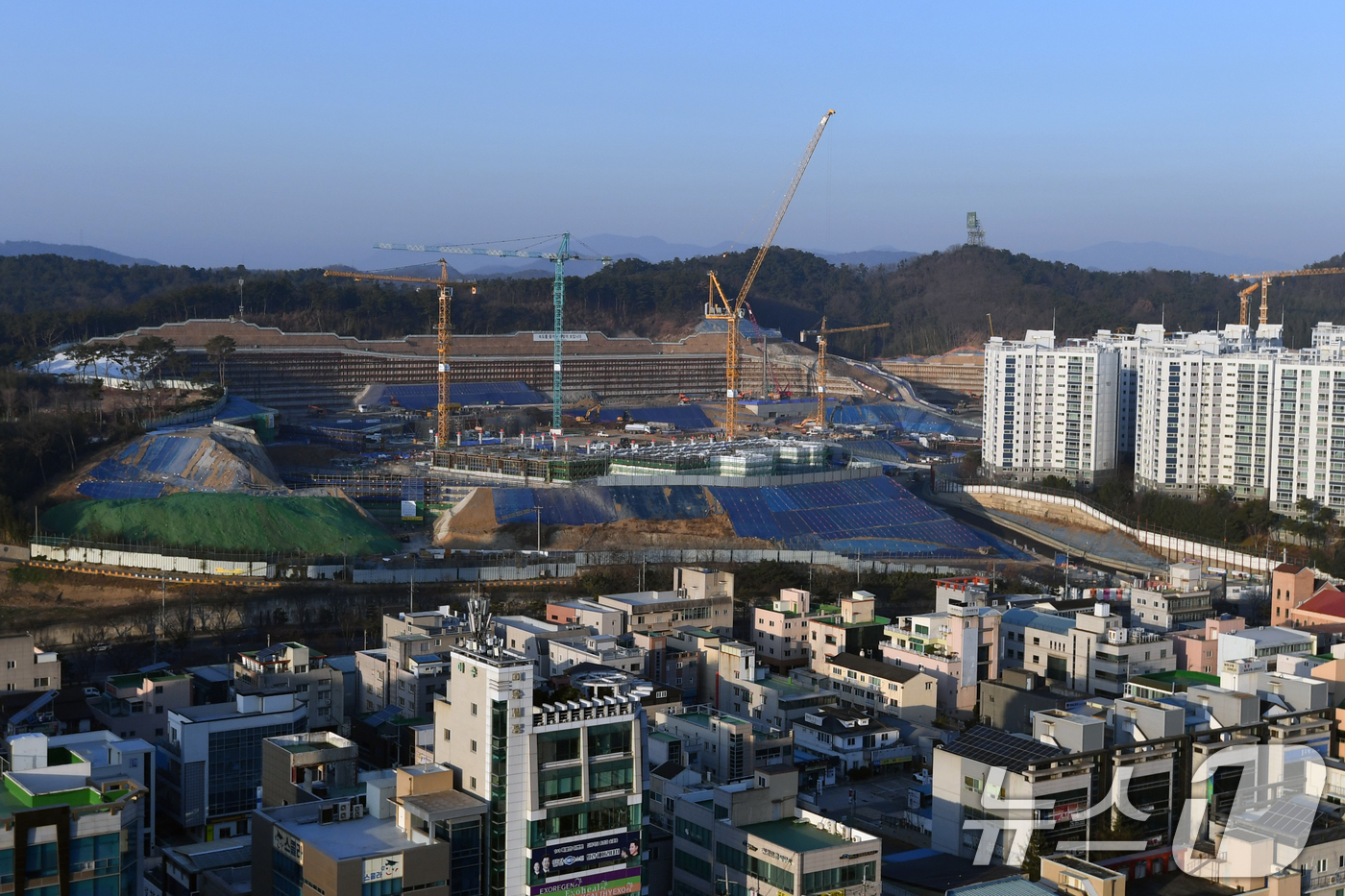 (포항=뉴스1) 최창호 기자 = 2일 오전 경북 포항시 남구 대잠동 일원에서 대규모 아파트 공사가 한창이다.올해는 중국산 저가 철강재 공급 등으로 침체된 내수 철강경기가 살아나길 …