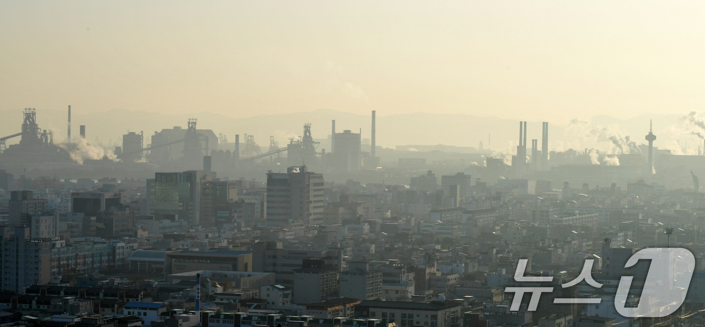 (포항=뉴스1) 최창호 기자 = 2일 오전 경북 포항시가지와 포스코 포항제철소 주변이 희뿌연 미세먼지에 뒤덮여있다.올해는 중국산 저가 철강재 공급 등으로 침체된 내수 철강경기가 살 …