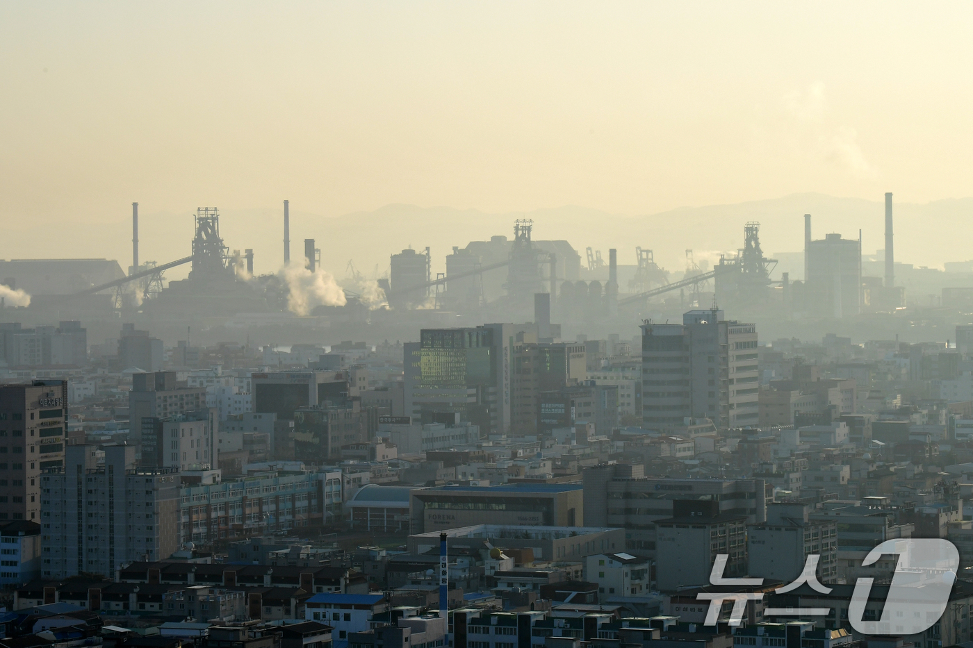 (포항=뉴스1) 최창호 기자 = 2일 오전 경북 포항시내와 포스코 포항제철소 주변이 희뿌연 미세먼지에 뒤덮여있다.올해는 중국산 저가 철강재 공급 등으로 침체된 내수 철강경기가 살아 …