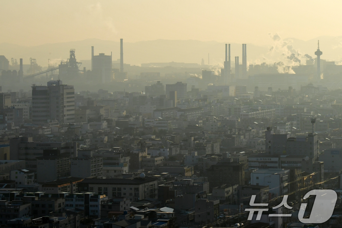 (포항=뉴스1) 최창호 기자 = 2일 오전 경북 포항시내와 포스코 포항제철소 주변이 희뿌연 미세먼지에 뒤덮여있다.올해는 중국산 저가 철강재 공급 등으로 침체된 내수 철강경기가 살아 …