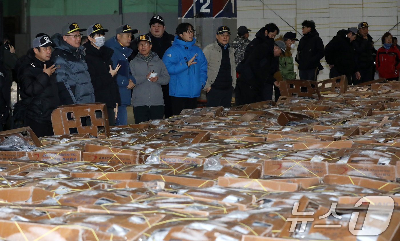 본문 이미지 - 2일 오전 부산 서구 부산공동어시장에서 중도매인들이 힘찬 손짓으로 새해 첫 수산물 경매를 진행하고 있다. 2025.1.2/뉴스1 ⓒ News1 윤일지 기자