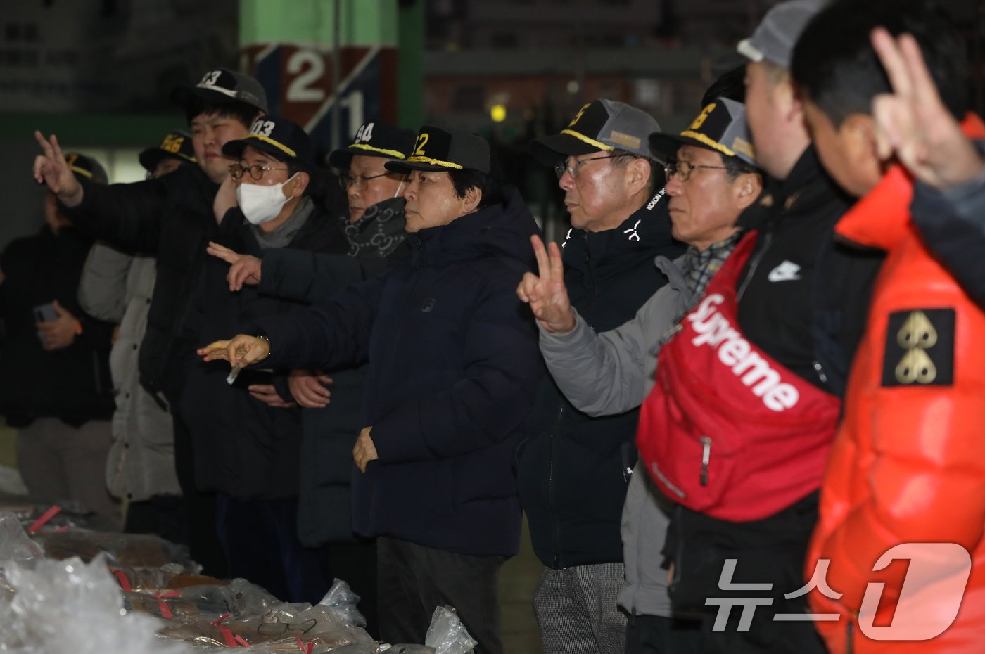 2일 오전 부산 서구 부산공동어시장에서 중도매인들이 힘찬 손짓으로 새해 첫 수산물 경매를 진행하고 있다. 2025.1.2/뉴스1 ⓒ News1 윤일지 기자