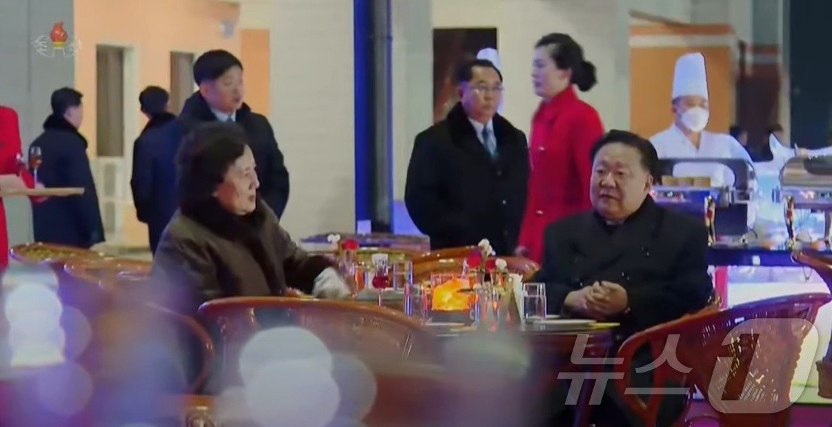 본문 이미지 - 조선중앙TV는 지난 1일 2025년을 맞으며 진행된 '경축공연' 영상을 보도했다.(조선중앙TV 갈무리)